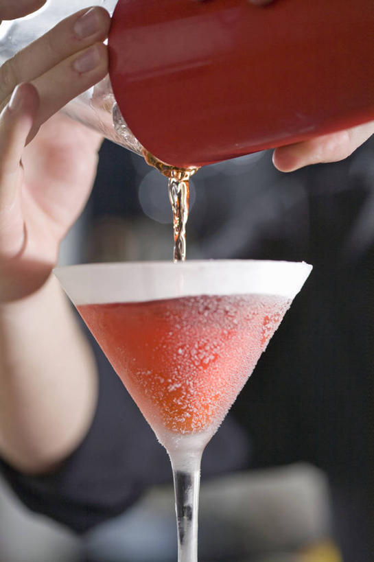 西方人,手,一个人,竖图,室内,白天,正面,杯子,欧洲,欧洲人,仅一个年轻女性,仅一个女性,仅一个人,握,阴影,光线,高脚杯,影子,酒类,拿,拿着,文化,玻璃制品,酒,饮料,红色,阳光,酒杯,鸡尾酒,手部,调酒,握着,创造,想象,鸡尾酒杯,充满,年轻女性,女人,女性,白种人,玻璃杯,半身,彩图