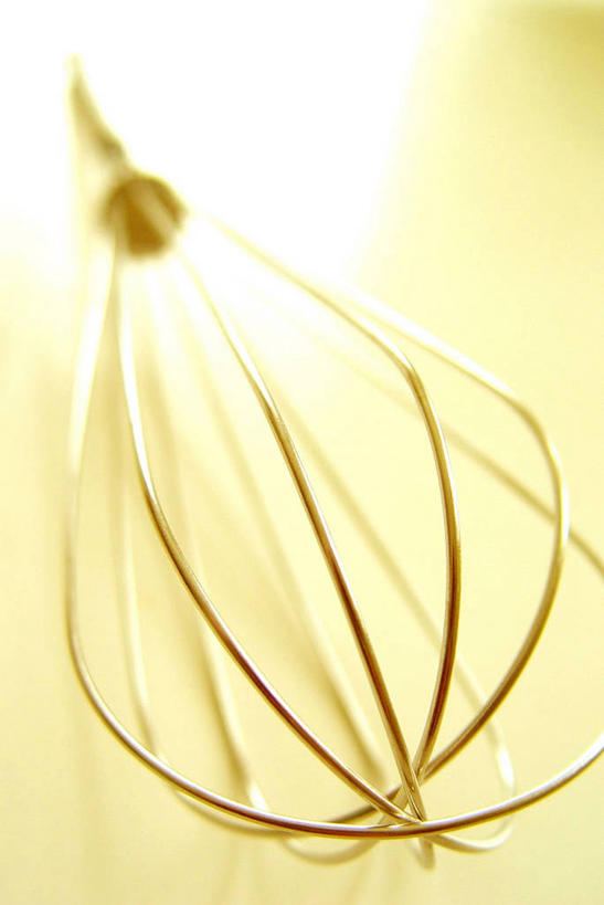 无人,竖图,俯视,室内,特写,白天,餐桌,桌子,金属制品,阴影,形状,朦胧,模糊,光线,金属,材料,影子,灯光,一个,搅拌器,单个,餐台,形态,外形,质料,彩图,高角度拍摄