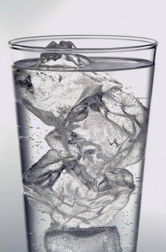 无人,竖图,室内,特写,白天,正面,水,杯子,阴影,透明,光线,液体,影子,冰,灯光,冰块,饮用水,冷冻,玻璃制品,水杯,矿泉水,寒冷,冷藏,冰冷,蒸馏水,保鲜,通明,充满,玻璃杯,彩图