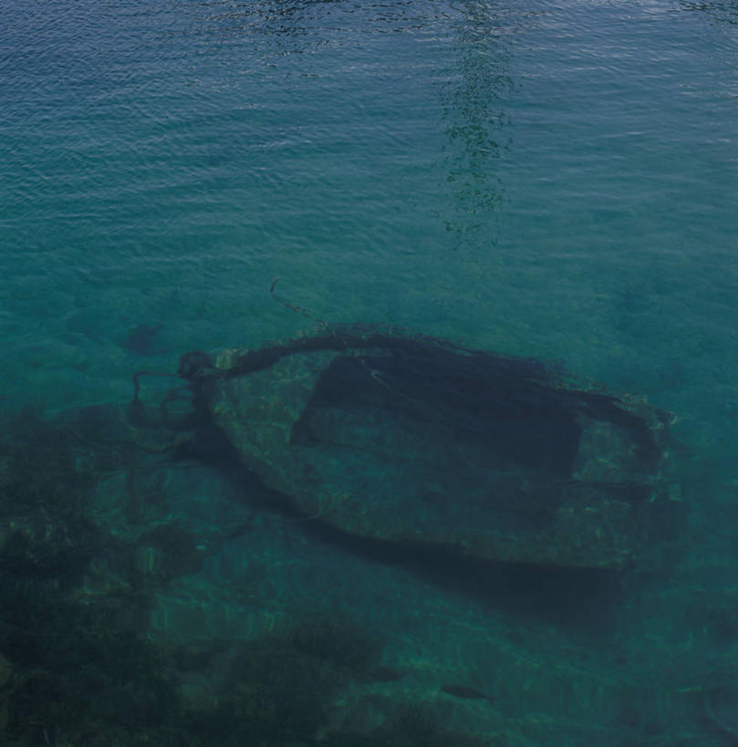 无人,竖图,俯视,室外,白天,湖,湖泊,石头,美景,水,船,废弃,阴影,波纹,平静,光线,石子,影子,湖面,景观,水流,水面,木船,破坏,破损,水纹,阳光,自然,交通工具,波浪,湖水,景色,安静,宁静,损坏,舟,荒废,静谧,自然风光,载具,沉静,恬静,安祥,僻静,清静,太平,荒疏,旷废,旷费,疏弃,芜秽,废除,荒芜,石块,岩石,彩图,高角度拍摄