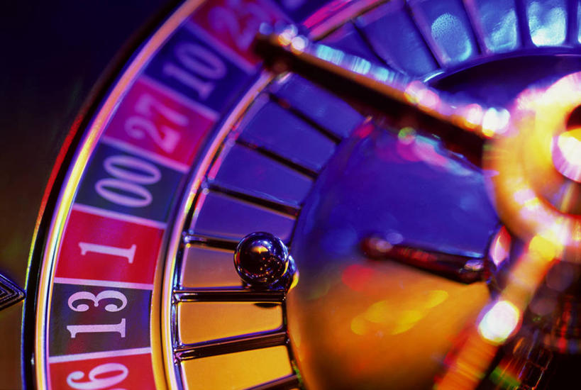 无人,横图,俯视,室内,特写,白天,游戏,赌博,贪欲,竞争,阴影,光线,标志,数字,文字,影子,字符,灯光,玩,娱乐,标识,刺激,红色,休闲,阿拉伯数字,活动,发泄,消遣,智力,投机,侥幸,欲望,宣泄,玩耍,嬉戏,彩图,高角度拍摄,胜负,输赢