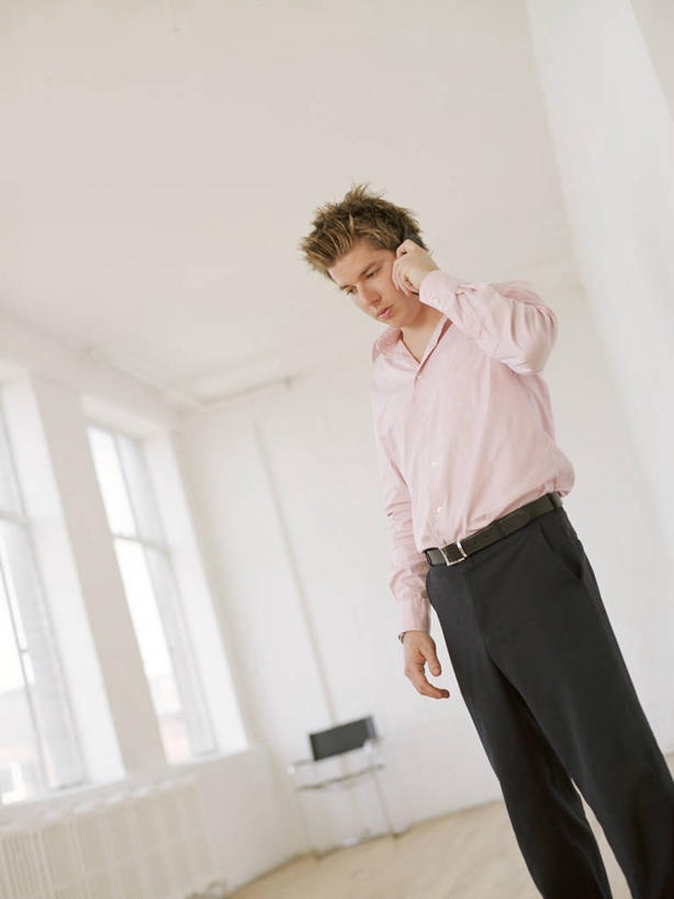 西方人,一个人,商务人士,商务男性,客厅,站,竖图,室内,白天,仰视,衬衫,窗户,地板,椅子,欧洲,欧洲人,仅一个男性,仅一个人,套装,朦胧,模糊,地面,注视,木地板,玻璃窗,仅一个年轻男性,观察,看,站着,迷茫,观看,察看,起居室,关注,商务装,工薪阶层,客堂,男人,男性,年轻男性,白种人,白领,上班族,站立,半身,彩图,低角度拍摄,衬衣