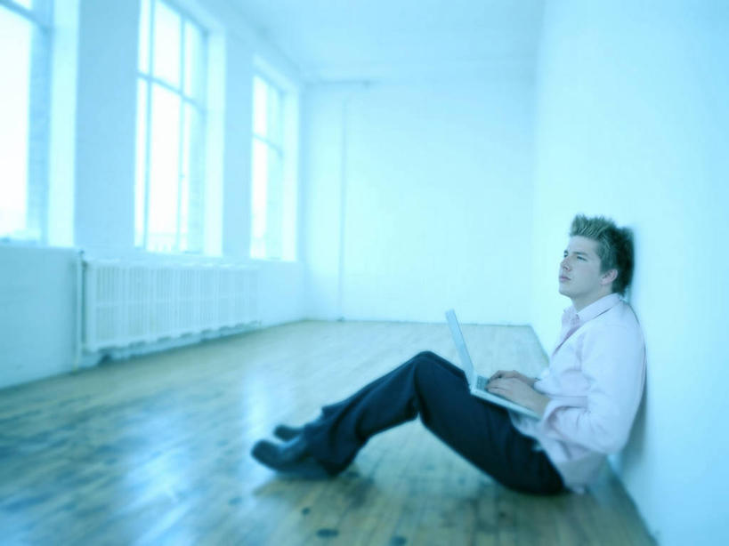 西方人,一个人,商务人士,商务男性,客厅,坐,横图,室内,白天,侧面,衬衫,电脑,笔记本电脑,窗户,地板,椅子,欧洲,欧洲人,仅一个男性,仅一个人,套装,朦胧,模糊,网络,地面,注视,通讯设备,木地板,玻璃窗,仅一个年轻男性,观察,看,迷茫,观看,察看,无线,起居室,关注,通信设备,商务装,无线网络,无线上网,便携式电脑,工薪阶层,客堂,手提电脑,男人,男性,年轻男性,白种人,白领,上班族,坐着,彩图,全身,衬衣