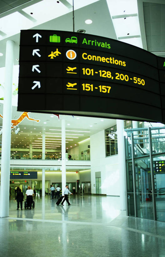 西方人,机场,走,拉,竖图,室内,白天,仰视,窗户,落地窗,飞机场,欧洲,欧洲人,乘客,阴影,光线,英文,标志,瓷砖,地砖,拉杆箱,旅行箱,数字,文字,影子,字符,字母,地面,许多人,警告,注视,标识,玻璃窗,阳光,行李箱,箱子,观察,看,一群人,警示,拖,阿拉伯数字,观看,出差,英文字母,禁止,提醒,察看,关注,提示,限制,搭客,危险,白种人,航空站,空港,步行,散步,走路,彩图,低角度拍摄,全身,旅行