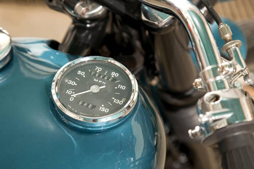 无人,横图,俯视,室外,特写,白天,摩托车,金属制品,一辆,阴影,朦胧,模糊,光线,金属,标志,数字,文字,影子,字符,指针,标识,车,阳光,容器,交通工具,阿拉伯数字,储藏,储存,载具,仪表盘,油箱,彩图,高角度拍摄,贮存