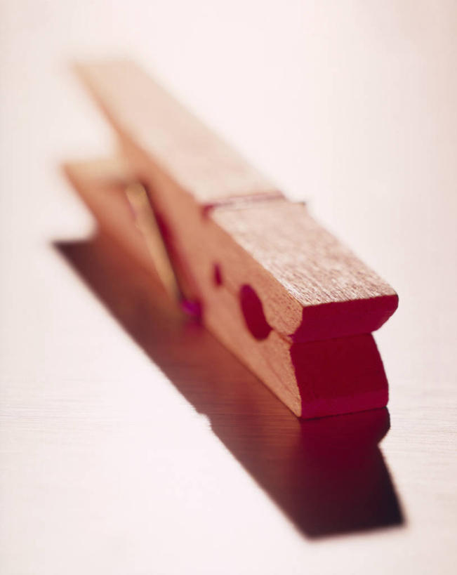 无人,竖图,俯视,室内,特写,白天,阴影,形状,光线,木制,材料,影子,灯光,一个,夹子,木制品,单个,衣夹,形态,外形,质料,彩图,高角度拍摄