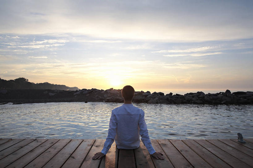 西方人,一个人,坐,横图,室外,白天,海浪,海洋,石头,美景,日落,欧洲,欧洲人,仅一个男性,仅一个人,一堆,眺望,阴影,波纹,堆叠,堆积,远眺,平静,光线,木板,石子,影子,景观,浪花,晚霞,霞光,落日,桥,木桥,远望,栈桥,仅一个年轻男性,背面,蓝色,倒影,蓝天,水纹,天空,阳光,自然,海水,黄昏,波浪,天,景色,彩霞,安静,晴朗,人行桥,木板桥,堆,宁静,遥望,倒映,静谧,自然风光,海景,万里无云,沉静,恬静,安祥,僻静,清静,太平,了望,远瞩,夕照,反照,男人,男性,年轻男性,白种人,大海,风浪,海,海水的波动,近岸浪,石块,岩石,涌浪,晴空,晴空万里,夕阳,坐着,彩图,全身,斜阳