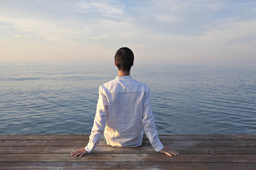 西方人,一个人,坐,横图,室外,白天,海浪,海洋,美景,欧洲,欧洲人,仅一个男性,仅一个人,撑,眺望,阴影,波纹,远眺,平静,光线,木板,影子,景观,浪花,水平线,云,云朵,桥,辽阔,木桥,海平线,云彩,远望,栈桥,仅一个年轻男性,背面,蓝色,白云,蓝天,水纹,天空,阳光,自然,海水,波浪,天,广阔,景色,安静,晴朗,人行桥,木板桥,宁静,一望无际,遥望,撑着,静谧,自然风光,海景,沉静,恬静,安祥,僻静,清静,太平,了望,远瞩,无边无际,一马平川,男人,男性,年轻男性,白种人,大海,风浪,海,海水的波动,近岸浪,涌浪,晴空,坐着,彩图,全身,水天相接,水天一线