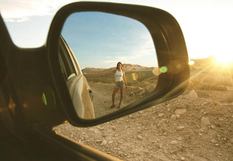 西方人,一个人,站,横图,室外,白天,正面,性感,安全,石头,太阳,镜子,欧洲,欧洲人,仅一个年轻女性,仅一个女性,仅一个人,阴影,服装,反射,光线,石子,影子,泥土,土壤,云,云朵,反光镜,交通,云彩,休闲装,衣服,蓝色,白云,蓝天,天空,阳光,天,扶,站着,休闲,休闲服,服饰,晴朗,镜像,扶着,生命,镜面,光学,凸面镜,年轻女性,女人,女性,白种人,石块,岩石,晴空,站立,彩图,全身,广角镜