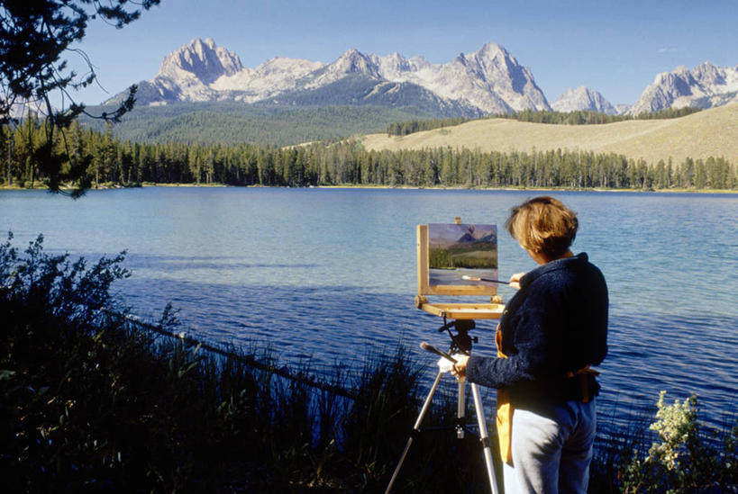 西方人,一个人,站,举,横图,俯视,室外,白天,旅游,度假,绘画,草地,河流,石头,美景,山,水,植物,欧洲,美国,欧洲人,仅一个年轻女性,仅一个女性,仅一个人,握,阴影,服装,光线,笔,石子,影子,河水,景观,山峰,水流,办公用品,山峦,拿,拿着,扭头,注视,休闲装,娱乐,文具,草,衣服,蓝色,绿色,倒影,蓝天,天空,阳光,自然,画笔,学习用品,天,观察,看,托,站着,转头,享受,休闲,休闲服,景色,放松,握着,服饰,晴朗,观看,文具用品,察看,倒映,北美,北美洲,关注,自然风光,美洲,写生,科罗拉多州,万里无云,科罗拉多,北亚美利加洲,亚美利加洲,百年州,反照,年轻女性,女人,女性,白种人,石块,岩石,晴空,晴空万里,举起,举手,举着,向上举,向上伸,向上托,站立,彩图,高角度拍摄,全身