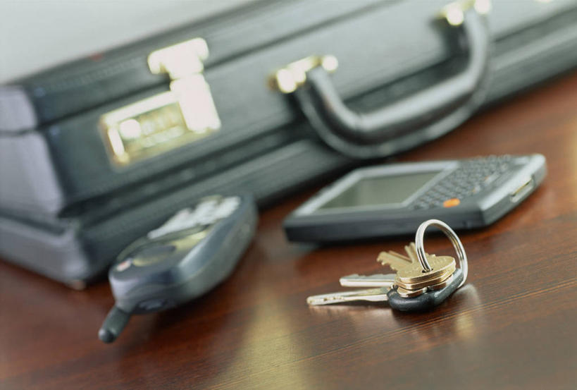 无人,说,打电话,横图,室内,特写,白天,正面,通讯,安全,桌面,桌子,电话,手提箱,手机,阴影,朦胧,模糊,光线,木制,影子,防护,钥匙,移动,通讯设备,倒影,阳光,木制品,箱子,通信,保护,对讲机,倒映,开启,封闭,保险,私密,密码箱,保全,周全,安稳,安定,防盗,反照,交流,平安,沟通,讲话,交谈,说话,谈话,通话,彩图