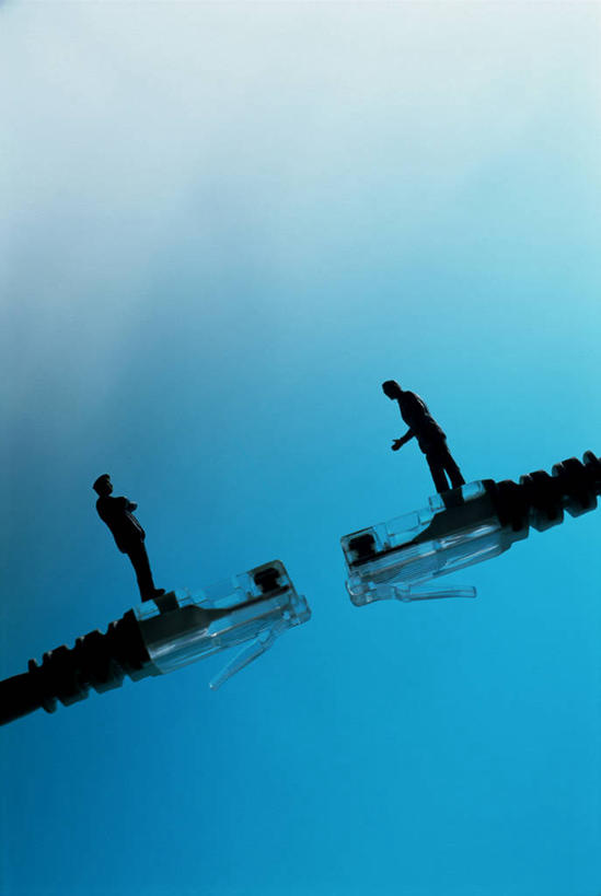 西方人,两个人,伙伴,朋友,站,竖图,俯视,室外,白天,旅游,度假,友谊,美景,植物,雾,欧洲,欧洲人,阴影,服装,朦胧,模糊,光线,影子,景观,注视,休闲装,娱乐,衣服,绿色,阳光,自然,观察,看,站着,享受,休闲,休闲服,景色,比较,放松,服饰,生长,成长,对比,观看,迷雾,察看,关注,自然风光,对照,比拟,比照,友情,男人,男性,年轻男性,白种人,大雾,站立,彩图,高角度拍摄,全身