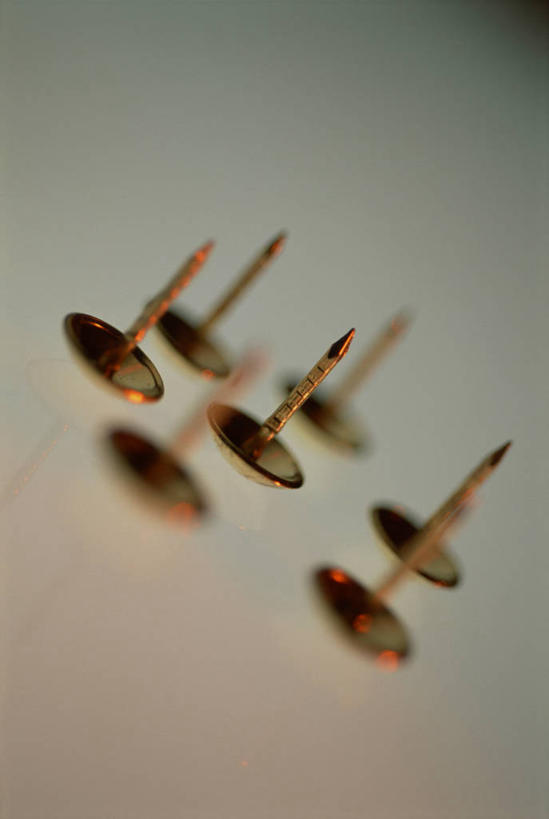 无人,竖图,俯视,室内,特写,白天,生活用品,金属制品,阴影,朦胧,模糊,光线,光泽,金属,影子,办公用品,光芒,文具,阳光,学习用品,日用品,图钉,摄影,影棚,文具用品,破裂,分裂,割裂,盘据,彩图,高角度拍摄,影棚拍摄,拍摄