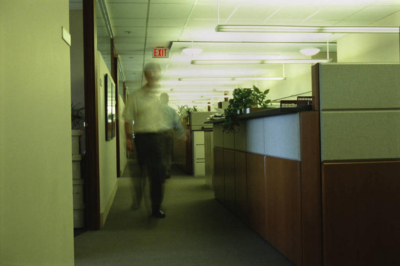 西方人,一个人,走,横图,室内,白天,正面,运动模糊,柜子,门,照明,欧洲,欧洲人,仅一个男性,仅一个人,一排,阴影,服装,朦胧,模糊,整齐,光线,木制,灯泡,影子,墙,扭头,注视,休闲装,墙壁,墙面,灯,排列,衣服,阳光,木制品,橱柜,灯具,门框,日光灯,观察,看,转头,仅一个老年男性,休闲,休闲服,服饰,白炽灯,观看,照亮,察看,队列,关注,照明工具,白炽灯泡,老年男性,男人,男性,白种人,步行,散步,走路,彩图,全身