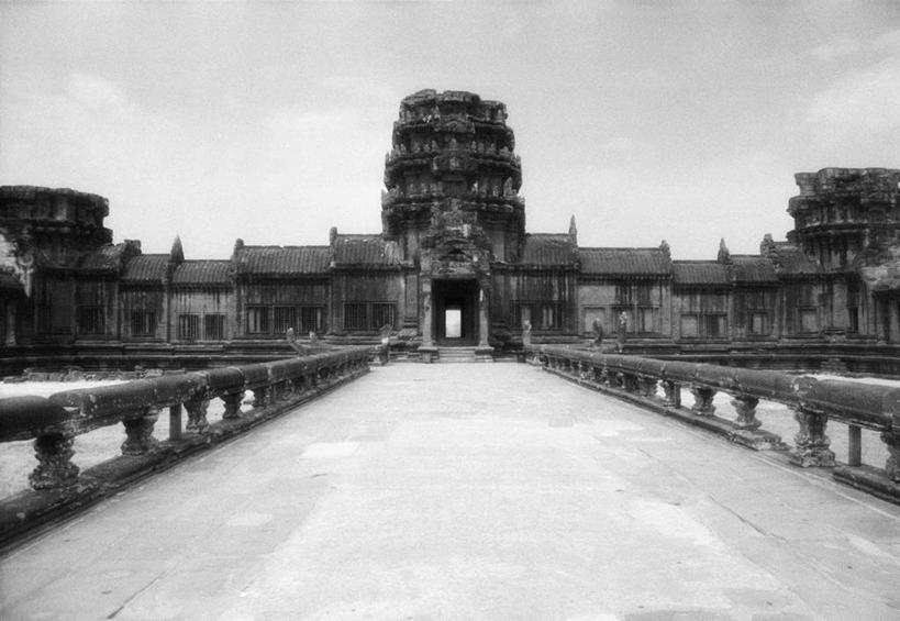 无人,横图,黑白,室外,白天,正面,旅游,度假,美景,名胜古迹,标志建筑,地标,建筑,吴哥窟,柬埔寨,亚洲,一排,许多,阴影,遗迹,整齐,光线,影子,柱子,墙,景观,云,云朵,很多,云彩,古迹,文物,娱乐,建设,古建筑,墙壁,墙面,排列,白云,天空,阳光,自然,天,享受,休闲,旅游胜地,景色,放松,东南亚,晴朗,队列,自然风光,古文明,吴哥寺,高棉,柬埔寨王国,吉蔑,晴空