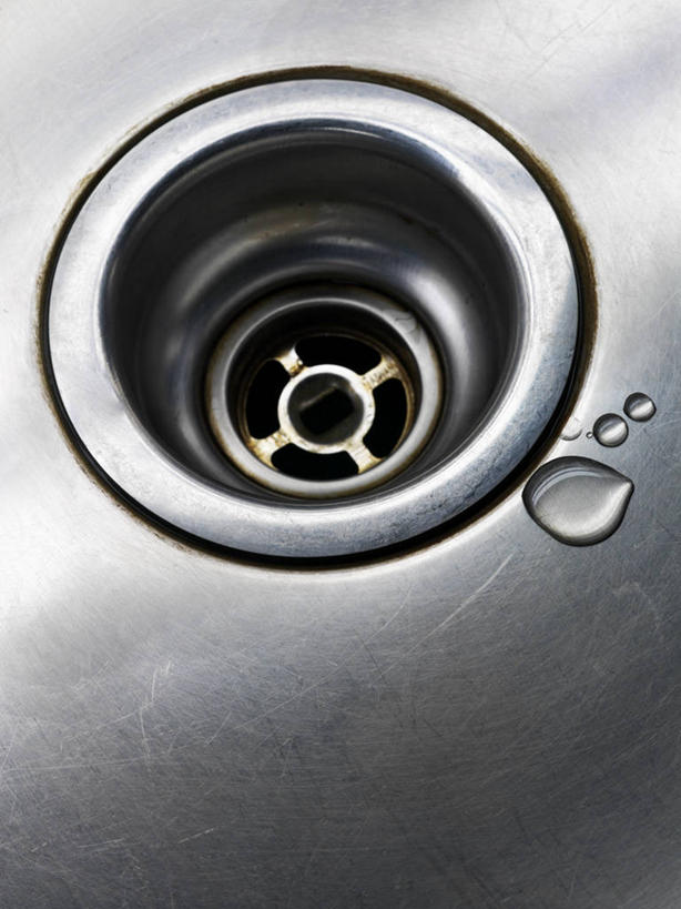 无人,竖图,俯视,室内,特写,白天,水,露水,厨房,金属制品,阴影,装饰,透明,光线,金属,水槽,下水道,液体,影子,水滴,三滴,水斗,水珠,阳光,露珠,生机,华丽,修饰,点缀,剔透,衬托,美观,雅致,雅观,灵动,通明,彩图,高角度拍摄,灶间,晶莹