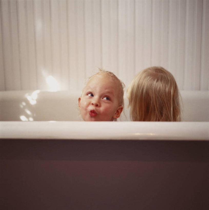 西方人,儿童,嘴,两个人,家庭,坐,竖图,室内,白天,正面,卫生间,浴室,欧洲,欧洲人,阴影,光线,影子,墙,灯光,注视,裸露,墙壁,墙面,小孩,浴缸,嘟嘴,观察,回头,看,转头,温暖,温馨,一家人,撅嘴,观看,和睦,察看,关注,裸,卫浴设备,水管装置,男孩,男人,男性,女孩,女人,女性,白种人,嘴巴,嘴唇,淋浴房,坐着,彩图,全身,冲凉房,沐浴间,沐浴室,融洽,男生,女生