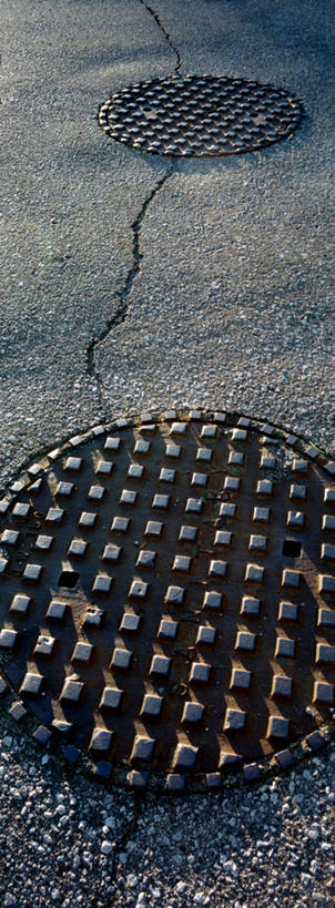 无人,竖图,俯视,室外,白天,度假,美景,城市风光,城市,道路,路,公路,加拿大,阴影,缝隙,裂缝,裂痕,光线,影子,景观,交通,娱乐,两个,阳光,享受,休闲,景色,放松,北美,北美洲,美洲,窨井盖,北亚美利加洲,亚美利加洲,马路,彩图,高角度拍摄