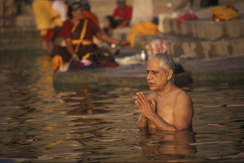 东方人,站,坐,横图,室外,白天,侧面,湖,湖泊,水,船,亚洲,一艘,阴影,波纹,节日,朦胧,模糊,反光,光线,影子,湖面,水流,水面,木船,涟漪,岸,许多人,黄种人,文化,货物,水纹,阳光,货品,交通工具,波浪,湖水,祈祷,站着,一群人,健康,许愿,宗教,信仰,纪念,祈求,舟,载具,水晕,平安,亚洲人,站立,坐着,半身,彩图