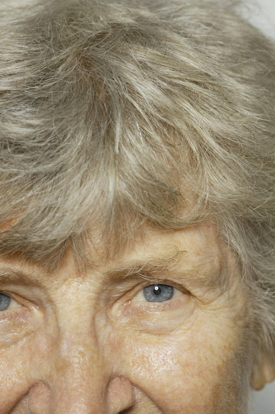 西方人,脸,头,眼睛,脸颊,眉毛,睫毛,头发,一个人,竖图,室内,特写,白天,白色背景,正面,欧洲,欧洲人,瞳孔,仅一个年轻女性,仅一个女性,仅一个人,阴影,光线,影子,灯光,白色,眼部,摄影,影棚,苍老,衰老,朽迈,年轻女性,女人,女性,白种人,头部,睫,脸部,脸蛋,眉,面部,眼,眼睫毛,眼眉,半身,彩图,影棚拍摄,拍摄,眼眉毛