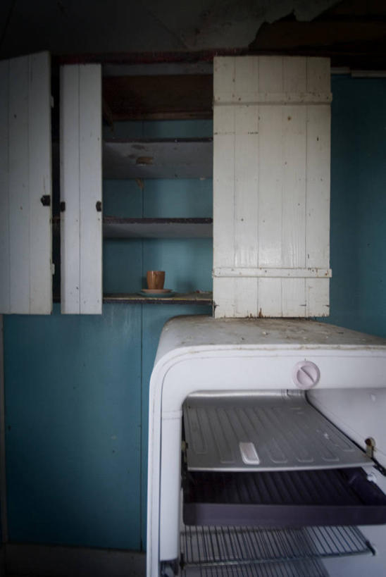 无人,竖图,室内,白天,正面,柜子,阴影,光线,电器,影子,冰箱,墙,灯光,储物柜,冷冻,冷柜,墙壁,墙面,蓝色,冷藏柜,冷藏,储藏,家电,家用电器,储存,荒废,保鲜,荒疏,旷废,旷费,疏弃,芜秽,储备,蕴藏,贮备,荒芜,彩图,贮存