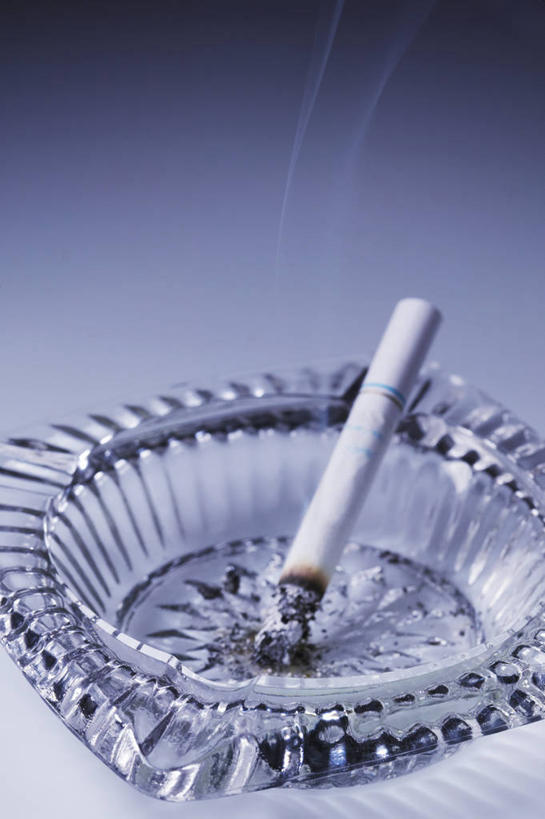 无人,竖图,俯视,室内,特写,白天,静物,香烟,玻璃,阴影,蓝色背景,光线,影子,灯光,玻璃制品,一个,烟,摄影,影棚,单个,烟灰缸,一支,放置,搁置,安排,烟碟,烟盅,扑灭,息灭,卷烟,烟草,纸烟,彩图,高角度拍摄,影棚拍摄,拍摄