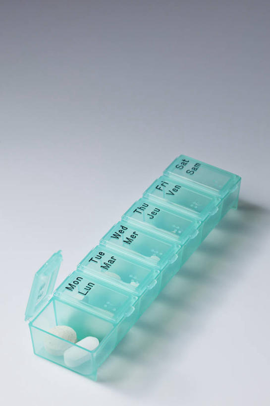 无人,竖图,俯视,室内,白天,白色背景,阴影,光线,影子,塑料,灯光,药盒,盒子,一只,蓝色,容器,塑料制品,摄影,影棚,储藏,储存,彩图,高角度拍摄,影棚拍摄,拍摄,贮存