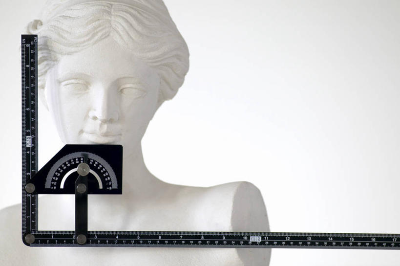 西方人,脸,头,脸颊,一个人,无人,站,横图,室内,白天,正面,仪器,金属制品,雕塑,欧洲,欧洲人,仅一个年轻女性,仅一个女性,仅一个人,阴影,艺术,装饰,光线,金属,雕刻,雕像,影子,刻度,灯光,注视,工艺品,观察,看,站着,观看,纪念,美术,察看,石膏像,衡量,关注,主题,计量,陈列,功能,美学,衡器,年轻女性,女人,女性,白种人,头部,脸部,脸蛋,面部,秤,站立,彩图