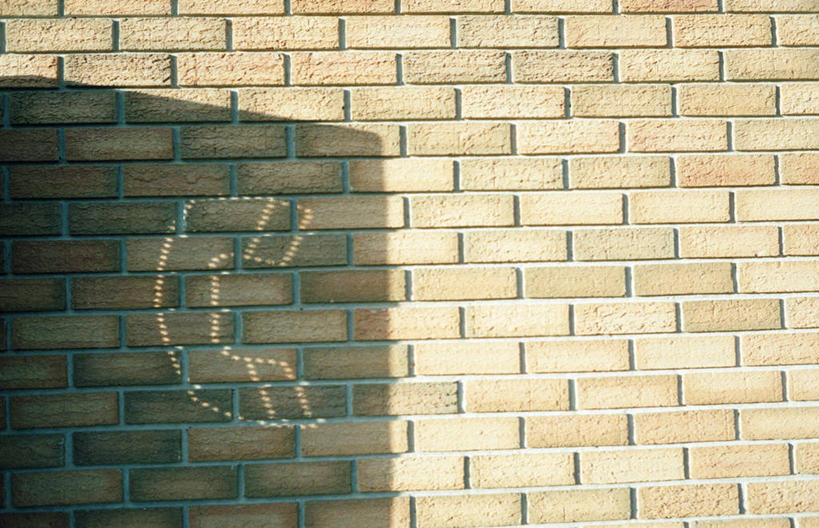 无人,家,横图,室外,白天,正面,阴影,光线,影子,房屋,墙,屋子,乡村,农村,楼房,墙壁,墙面,住宅,阳光,村庄,砖头,村落,屯子,墟落,彩图,房子