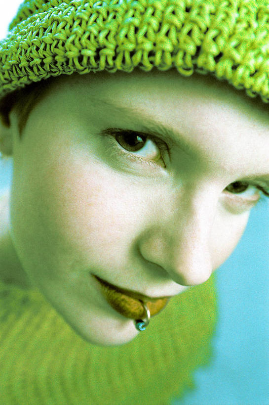 西方人,脸,头,脸颊,一个人,站,竖图,室内,特写,白天,正面,帽子,欧洲,欧洲人,仅一个年轻女性,仅一个女性,仅一个人,阴影,光线,影子,灯光,注视,一个,绿色,观察,看,站着,单个,观看,察看,关注,唇钉,一顶,编织帽,年轻女性,女人,女性,白种人,头部,脸部,脸蛋,面部,站立,半身,彩图