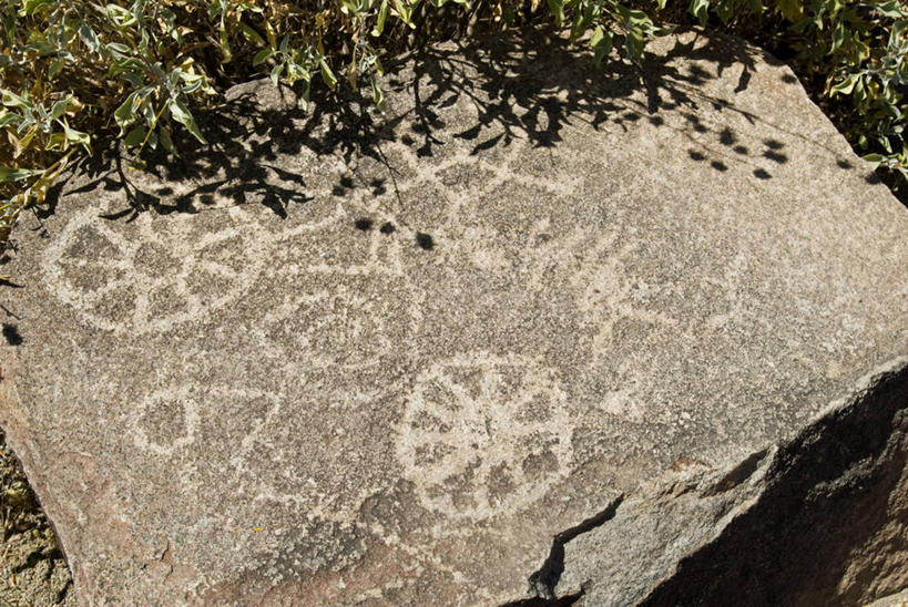无人,横图,俯视,室外,白天,旅游,度假,绘画,石头,山,山脉,植物,标志建筑,地标,建筑,加拿大,阴影,艺术,装饰,光线,石子,图案,影子,墙,山峰,山峦,文化,娱乐,建设,壁画,墙壁,墙面,绿色,阳光,群山,享受,休闲,旅游胜地,放松,生长,成长,华丽,修饰,点缀,北美,北美洲,美洲,北亚美利加洲,亚美利加洲,衬托,美观,雅致,雅观,纽芬兰,纽芬兰省,石块,岩石,画画,彩图,高角度拍摄