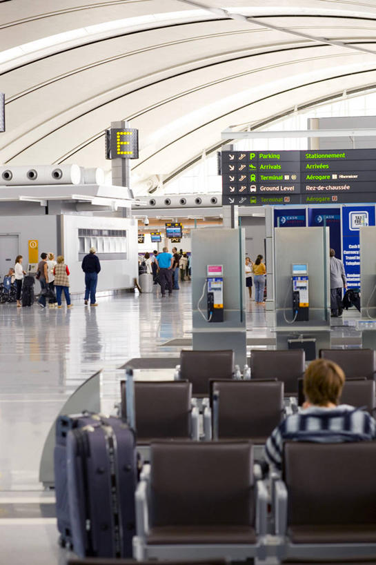 西方人,高楼大厦,机场,坐,走,竖图,室内,白天,度假,美景,城市风光,城市,大厦,飞机场,建筑,摩天大楼,欧洲,欧洲人,一排,许多,游客,阴影,整齐,光线,影子,景观,走道,走廊,过道,灯光,很多,许多人,娱乐,建设,大厅,旅客,座位,排列,背面,一群人,享受,休闲,景色,放松,候车厅,队列,候车室,坐位,白种人,航空站,空港,步行,走路,坐着,半身,彩图,大楼,高层建筑,高楼,摩天楼