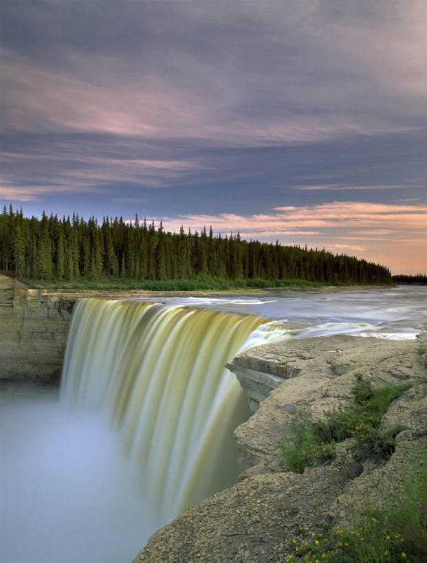无人,竖图,室外,白天,正面,旅游,度假,石头,美景,瀑布,日落,森林,树林,水,植物,加拿大,飞溅,溅,石子,液体,景观,水滴,晚霞,霞光,落日,背光,娱乐,水珠,树,树木,绿色,自然,黄昏,享受,休闲,景色,彩霞,放松,生长,成长,北美,北美洲,喷洒,自然风光,美洲,逆光,北亚美利加洲,亚美利加洲,西北地区,夕照,薄暮,跌水,石块,岩石,夕阳,彩图,傍晚,大奴湖,斜阳