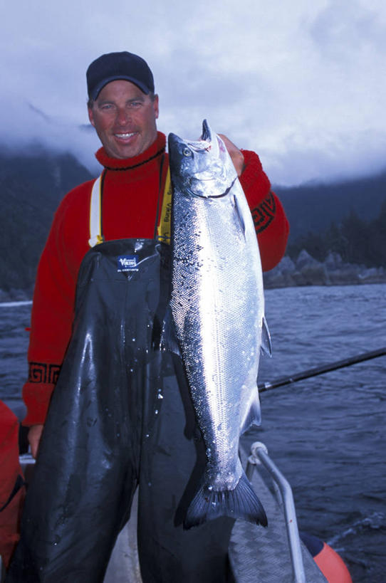 海鲜,三文鱼,西方人,一个人,渔夫,站,举,竖图,室外,白天,正面,旅游,度假,湖,湖泊,美景,水,鲑鱼,帽子,欧洲,加拿大,欧洲人,仅一个男性,仅一个人,服装,鱼,湖面,景观,水流,水面,云,云朵,云彩,休闲装,娱乐,运动帽,水产,鱼类,海洋生物,仅一个年轻男性,衣服,白云,天空,自然,湖水,天,托,站着,享受,休闲,休闲服,鸭舌帽,景色,放松,服饰,大马哈鱼,北美,北美洲,自然风光,水生动物,海产品,美洲,水生物,海底动物,撒蒙鱼,萨门鱼,冰海之皇,鲑,北亚美利加洲,亚美利加洲,马哈鱼,麻哈鱼,大麻哈鱼,卑诗省,不列颠哥伦比亚,不列颠哥伦比亚省,夏洛特皇后群岛,男人,男性,年轻男性,白种人,捕鱼人,打鱼人,举起,举手,举着,向上举,向上伸,向上托,站立,半身,彩图,卑斯省