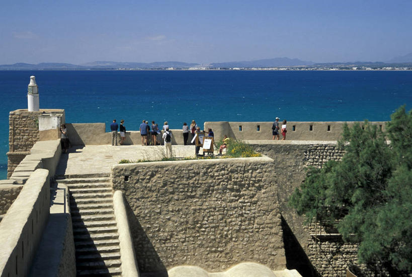 西方人,站,横图,室外,白天,旅游,度假,海浪,海洋,美景,植物,楼梯,欧洲,非洲,突尼斯,欧洲人,行人,游客,游人,服装,阶梯,景观,浪花,水平线,辽阔,海平线,许多人,注视,休闲装,娱乐,路人,旅客,台阶,树,树木,背面,衣服,蓝色,绿色,蓝天,天空,自然,海水,天,观察,看,站着,一群人,享受,休闲,广阔,休闲服,景色,放松,服饰,生长,晴朗,成长,观看,一望无际,察看,要塞,关注,自然风光,海景,北非,万里无云,阿非利加洲,突尼斯共和国,无边无际,一马平川,过客,哈马马特,男人,男性,年轻男性,年轻女性,女人,女性,白种人,大海,风浪,海,海水的波动,近岸浪,涌浪,晴空,晴空万里,站立,彩图,全身,水天相接,水天一线