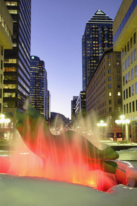 无人,高楼大厦,竖图,室外,白天,仰视,度假,美景,城市风光,城市,大厦,摩天大楼,喷泉,加拿大,景观,文化,娱乐,蓝色,蓝天,天空,天,品味,享受,休闲,景色,放松,晴朗,北美,北美洲,美洲,水景,万里无云,北亚美利加洲,亚美利加洲,美观,魁北克省,蒙特利尔,蒙特利尔市,蒙特娄,圣人之城,设计,晴空,晴空万里,彩图,低角度拍摄,大楼,高层建筑,高楼,摩天楼,古壁省,魁省