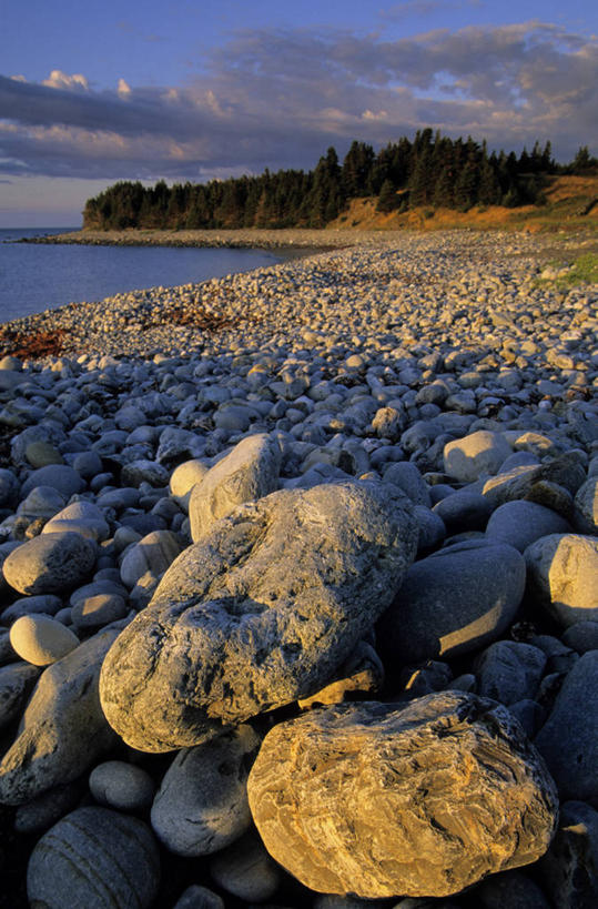 无人,竖图,俯视,室外,白天,旅游,度假,石头,美景,日落,山,山脉,树林,植物,加拿大,一堆,阴影,堆叠,堆积,形状,光线,圆形,石子,影子,景观,山峰,水平线,晚霞,霞光,落日,辽阔,海平线,山峦,娱乐,树,树木,蓝色,绿色,蓝天,天空,阳光,自然,黄昏,群山,天,享受,休闲,广阔,景色,彩霞,放松,生长,成长,堆,一望无际,北美,北美洲,自然风光,美洲,北亚美利加洲,亚美利加洲,形态,外形,纽芬兰,无边无际,一马平川,夕照,石块,岩石,夕阳,彩图,高角度拍摄,纽芬兰.拉布拉多,纽芬兰.拉布拉多省,纽芬兰岛,水天相接,水天一线,斜阳