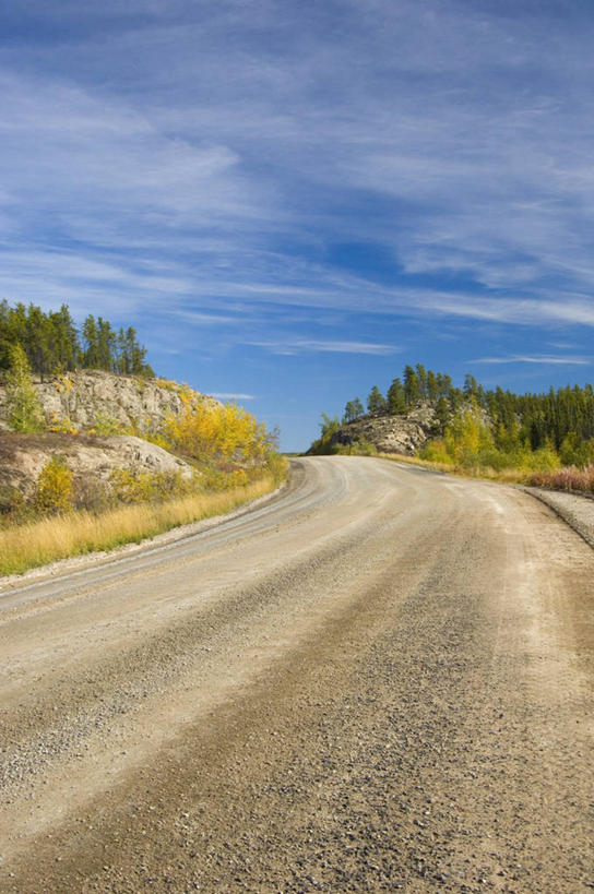 无人,竖图,室外,白天,正面,石头,美景,山,山脉,树林,植物,道路,路,加拿大,一排,阴影,整齐,光线,石子,影子,景观,山峰,云,云朵,小路,交通,山峦,云彩,树,树木,排列,蓝色,绿色,白云,蓝天,天空,阳光,自然,群山,天,景色,生长,晴朗,成长,北美,北美洲,队列,自然风光,美洲,首府,北亚美利加洲,亚美利加洲,西北地区,耶罗纳夫,耶洛奈夫,石块,岩石,晴空,彩图,黄刀镇