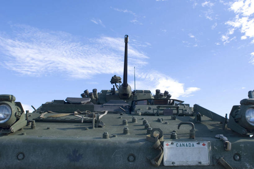 无人,横图,室外,白天,正面,汽车,加拿大,一辆,阴影,光线,英文,标志,文字,影子,字符,字母,云,云朵,云彩,标识,车,蓝色,白云,蓝天,天空,阳光,交通工具,天,晴朗,英文字母,北美,北美洲,载具,美洲,坦克,陆军,履带车,军用车,首府,战车,北亚美利加洲,亚美利加洲,坦克车,西北地区,耶罗纳夫,耶洛奈夫,晴空,彩图,黄刀镇