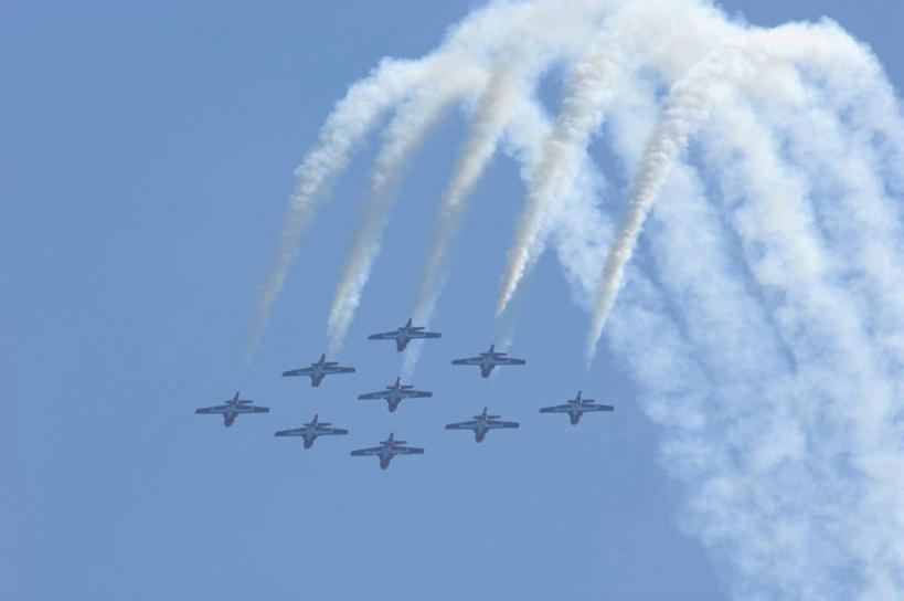 无人,横图,室外,白天,仰视,飞机,加拿大,一排,许多,表演,整齐,并列,并排,烟雾,交通,很多,航空,扮演,排列,蓝色,蓝天,天空,交通工具,天,运输,污染,废气,演出,北美,北美洲,队列,载具,美洲,平行,飞机尾迹,喷气式飞机,尾迹云,机尾云,飞机拉烟,云带,尾迹,北亚美利加洲,亚美利加洲,机尾迹,飞机尾气,育空,育空地区,彩图,低角度拍摄