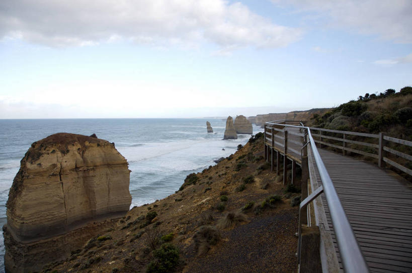 无人,公园,栏杆,横图,室外,白天,正面,旅游,度假,草地,草坪,海浪,海洋,石头,美景,植物,澳大利亚,波纹,粗糙,扶手,木板,石子,景观,浪花,泥土,水平线,土壤,云,云朵,桥,辽阔,木桥,海平线,云彩,娱乐,护栏,栈桥,草,蓝色,绿色,白云,蓝天,水纹,天空,自然,海水,波浪,天,享受,休闲,广阔,景色,放松,晴朗,人行桥,木板桥,一望无际,毛糙,国家公园,自然风光,大洋洲,澳洲,海景,南方大陆,澳大利亚联邦,坎贝尔港国家公园,维多利亚,维多利亚州,无边无际,一马平川,大海,风浪,海,海水的波动,近岸浪,石块,岩石,涌浪,晴空,彩图,粗拙,水天相接,水天一线