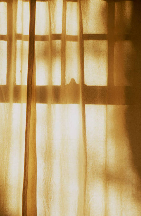 无人,竖图,室内,特写,白天,正面,窗户,窗帘,卧室,静物,覆盖,阴影,装饰,反射,材料,影子,玻璃窗,黄色,帘子,遮阳,遮,遮掩,华丽,修饰,点缀,掩盖,遮挡,遮盖,衬托,美观,雅致,雅观,掩饰,笼罩,笼盖,质料,彩图,睡房,卧房