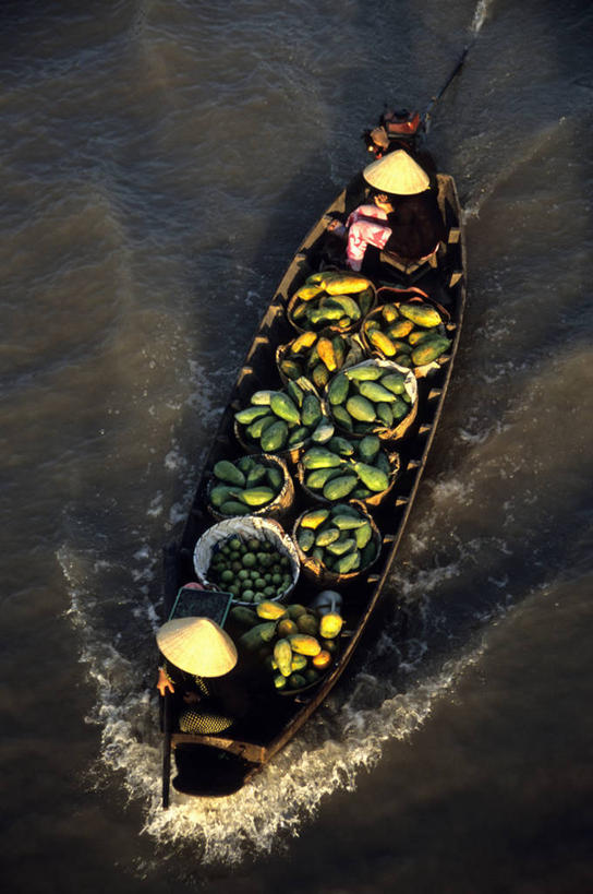 东方人,三个人,坐,竖图,俯视,室外,白天,河流,水,船,蔬菜,亚洲,一堆,一艘,阴影,波纹,堆叠,堆积,飞溅,新鲜,溅,光线,液体,影子,河水,水滴,水流,木船,食品,营养,黄种人,斗笠,水珠,食物,水纹,阳光,船尾波,交通工具,波浪,健康,有机食品,绿色食品,堆,舟,喷洒,载具,安康,康健,养分,男人,男性,女人,女性,中年男性,中年女性,亚洲人,坐着,彩图,高角度拍摄,全身