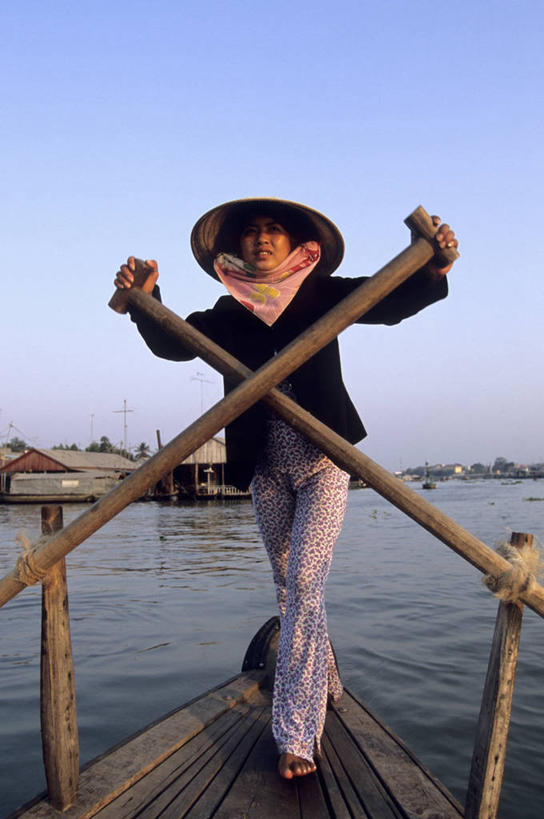 东方人,一个人,家,站,竖图,室外,白天,正面,河流,水,船,亚洲,仅一个女性,仅一个人,握,阴影,波纹,服装,光线,影子,房屋,屋子,河水,水流,木船,拿,拿着,休闲装,黄种人,楼房,住宅,斗笠,衣服,蓝色,蓝天,水纹,天空,阳光,交通工具,波浪,天,站着,仅一个中年女性,休闲,休闲服,握着,服饰,晴朗,舟,载具,万里无云,女人,女性,中年女性,亚洲人,晴空,晴空万里,站立,彩图,全身,房子