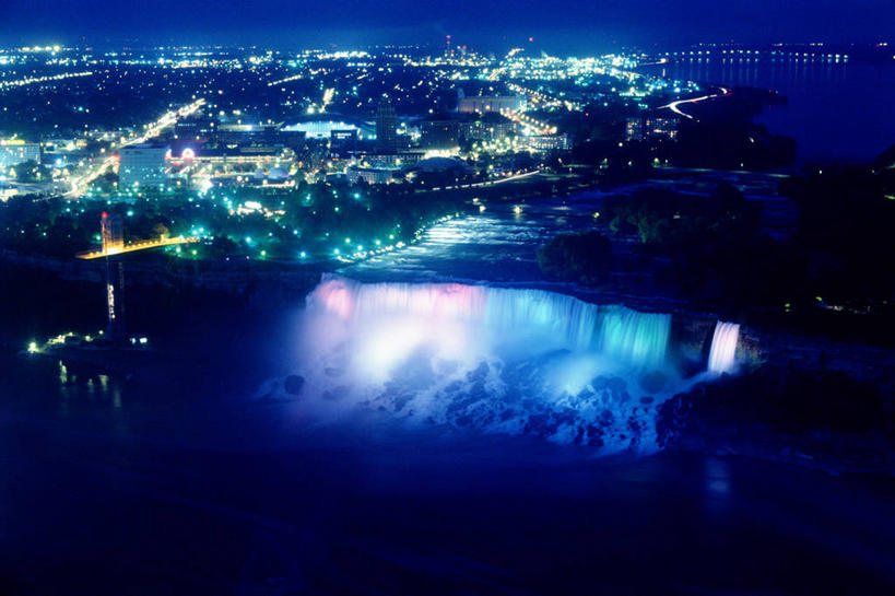 无人,高楼大厦,横图,俯视,航拍,彩色,室外,夜晚,度假,河流,美景,瀑布,水,城市风光,标志建筑,城市,大厦,地标,建筑,摩天大楼,霓虹灯,纽约,美国,加拿大,飞溅,朦胧,模糊,溅,液体,河水,景观,水滴,水流,灯光,七彩,娱乐,光源,建设,现代,霓虹,灯,水珠,倒影,享受,休闲,景色,放松,倒映,北美,北美洲,照明设备,鸟瞰,喷洒,美洲,纽约州,帝国之州,帝国州,氖灯,北亚美利加洲,亚美利加洲,兴旺,尼加拉瀑布,安大略省,安省,反照,发达,蓬勃,婚纱瀑布,马蹄瀑布,尼亚加拉大瀑布,尼亚加拉河,尼亚加拉瀑布,跌水,彩图,高角度拍摄,大楼,高层建筑,高楼,摩天楼