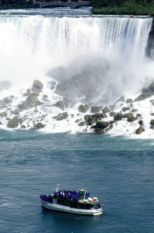 无人,竖图,俯视,室外,白天,旅游,度假,河流,石头,美景,瀑布,水,轮船,船,纽约,美国,加拿大,一堆,一艘,阴影,堆叠,堆积,飞溅,湍急,溅,光线,石子,液体,影子,河水,景观,水滴,水流,娱乐,水珠,阳光,自然,交通工具,享受,休闲,景色,放松,堆,北美,北美洲,喷洒,自然风光,载具,美洲,纽约州,帝国之州,帝国州,北亚美利加洲,亚美利加洲,尼加拉瀑布,安大略省,安省,婚纱瀑布,马蹄瀑布,尼亚加拉大瀑布,尼亚加拉河,尼亚加拉瀑布,跌水,石块,岩石,彩图,高角度拍摄