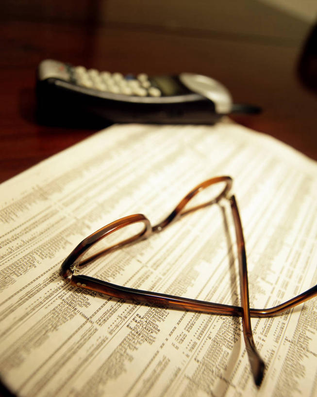 无人,打电话,竖图,俯视,室内,特写,白天,静物,报纸,电话,手机,阴影,朦胧,模糊,反射,信息,材料,档案,文件,眼镜,影子,纸,通讯设备,手稿,资料,老花镜,新闻,证明,文档,远视眼镜,交流,沟通,通话,彩图,高角度拍摄,报刊