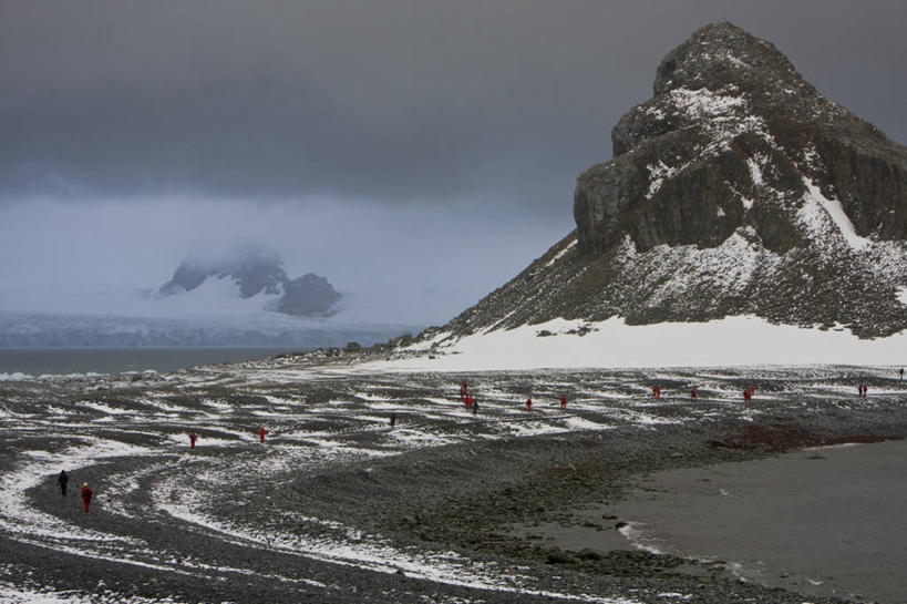 无人,横图,室外,白天,正面,旅游,度假,岛屿,海浪,海洋,石头,美景,沙滩,雪,大雪,粗糙,平静,沙子,石子,岛,海岸,积雪,景观,浪花,乌云,悬崖,雪景,云,阴天,云朵,冬季,冬天,沙地,云彩,娱乐,天空,自然,海水,天,享受,休闲,陡峭,景色,安静,放松,高低,寒冷,宁静,凹凸,毛糙,昏暗,阴沉,静谧,自然风光,南极洲,海景,严寒,沉静,绝壁,恬静,安祥,僻静,清静,太平,格雷厄姆地,南极半岛,南极大陆,帕默半岛,笔陡,峻峭,南设得兰群岛,英属南极领地,半月岛,大海,风浪,海,海水的波动,海滩,近岸浪,列岛,群岛,石块,岩石,涌浪,诸岛,彩图,粗拙