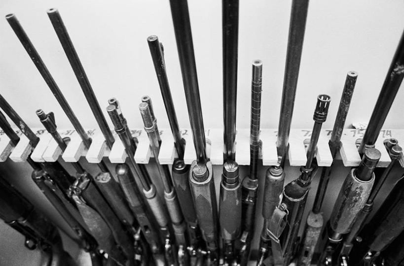 无人,横图,俯视,黑白,室内,白天,竞争,加拿大,一排,许多,对抗,阴影,整齐,并列,并排,冲突,反射,枪支,影子,破坏,排列,武器,战争,损坏,北美,北美洲,攻击,威胁,队列,对立,矛盾,兵器,美洲,防御,平行,敌对,挫败,斗争,抗拒,抗衡,北亚美利加洲,亚美利加洲,杀伤,威慑,马尼托巴,马尼托巴省,曼尼托巴省,危险,高角度拍摄,曼省,缅尼托巴省,缅省