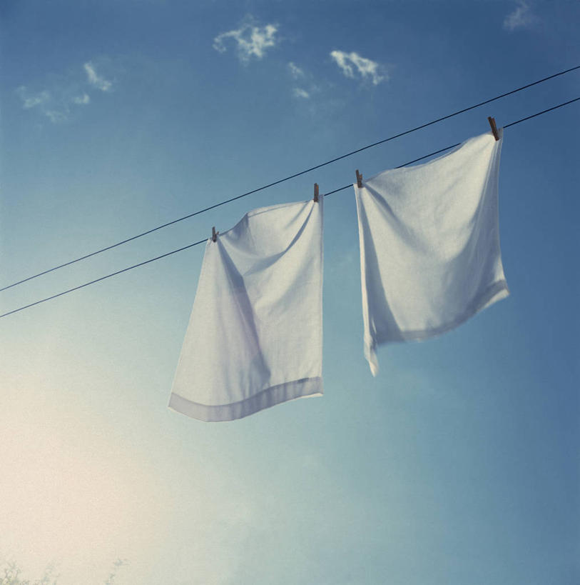 无人,竖图,室外,白天,仰视,美景,一条,吊挂,悬挂,阴影,服装,光线,影子,景观,云,云朵,挂,云彩,衣服,蓝色,白色,白云,蓝天,天空,阳光,自然,晾衣绳,绳子,天,两件,景色,服饰,衣着,穿着,自然风光,衣饰,彩图,低角度拍摄